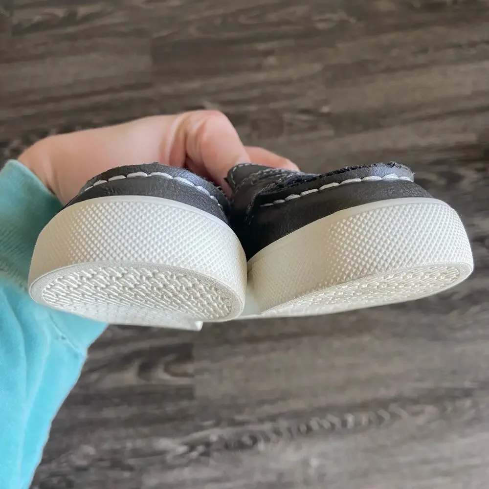 OshKosh B'gosh Toddler Size 4 Gray Velcro Slip-On Casual Shoes